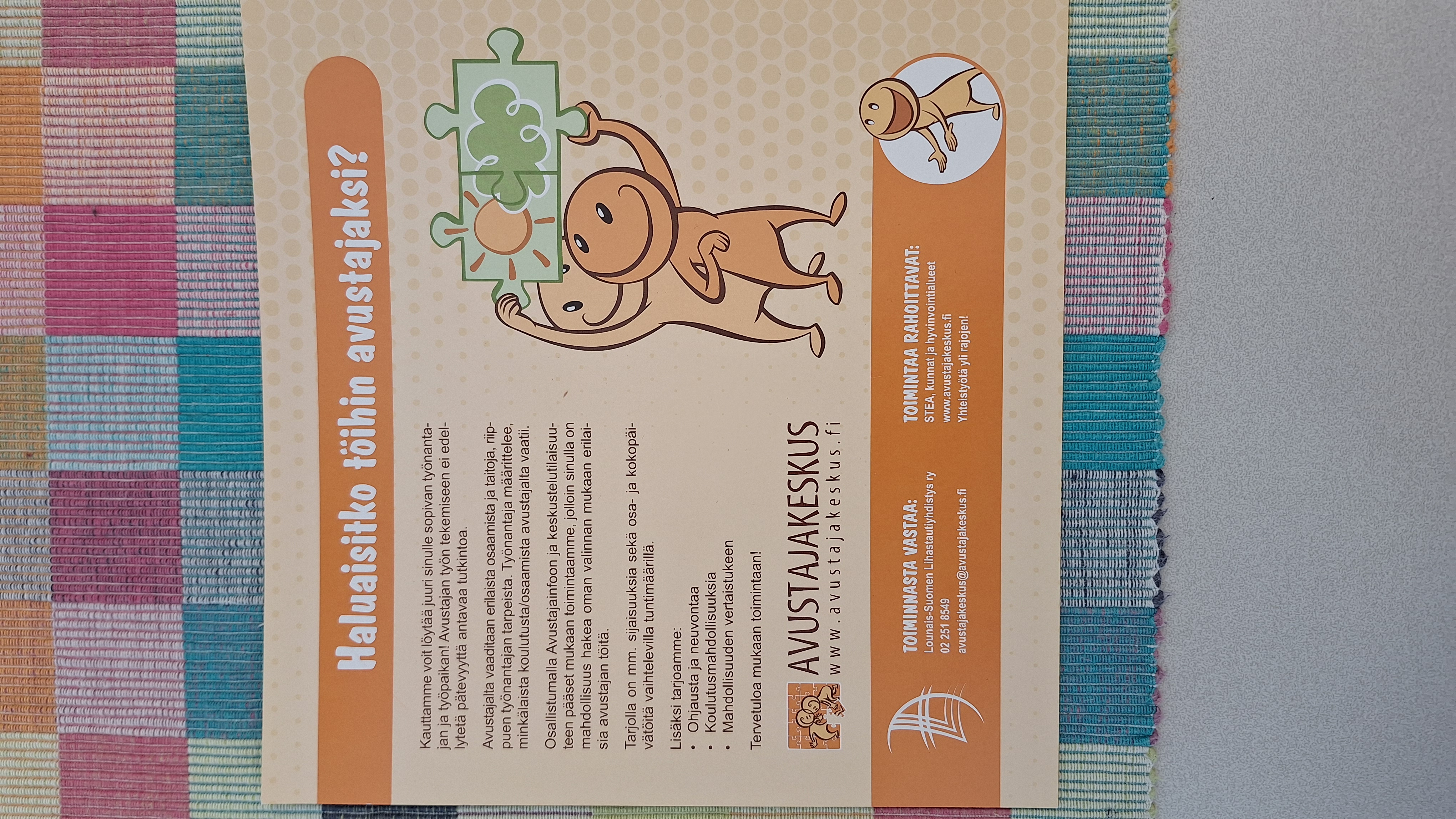 Kaksi piirrettyä ihmistä pitelevät palapelin paloja yhdessä.