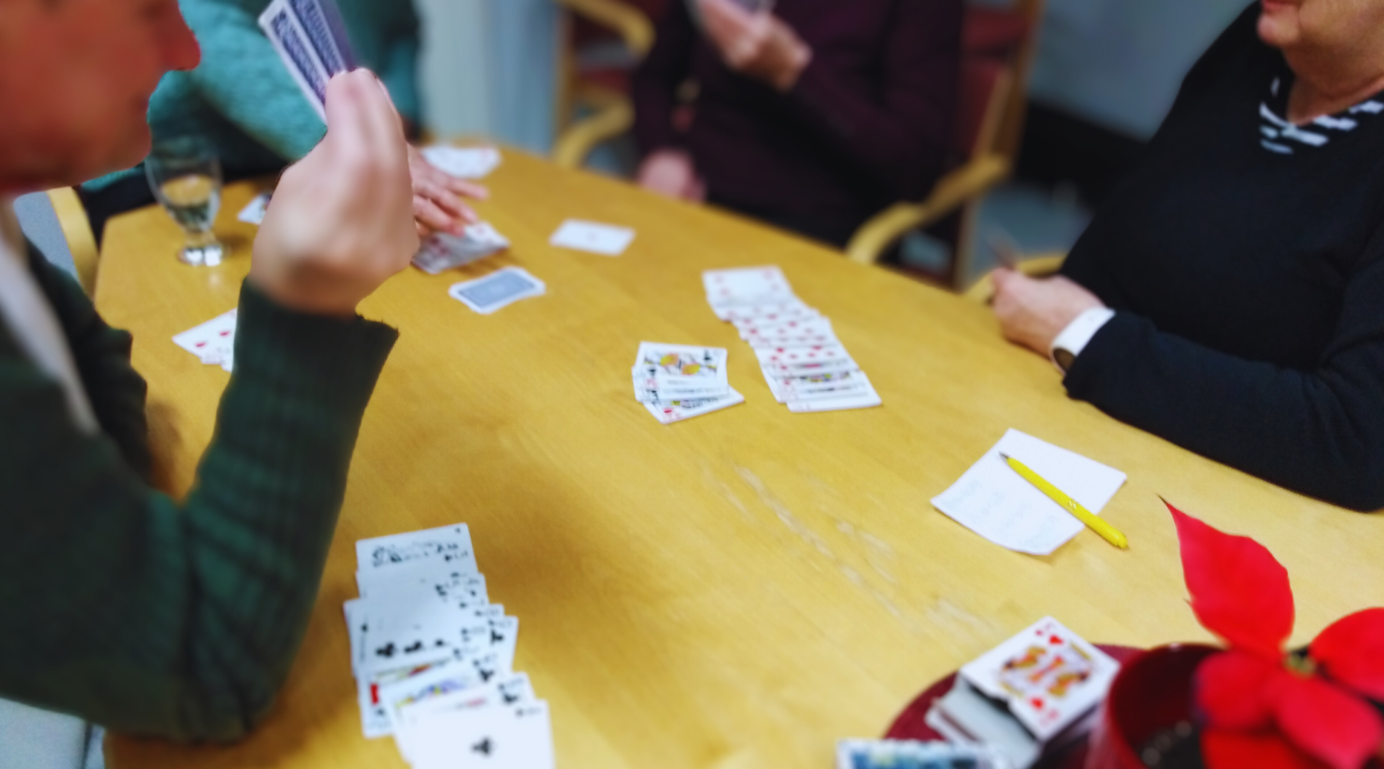 Peliporukka Kamarin pöydän ääressä