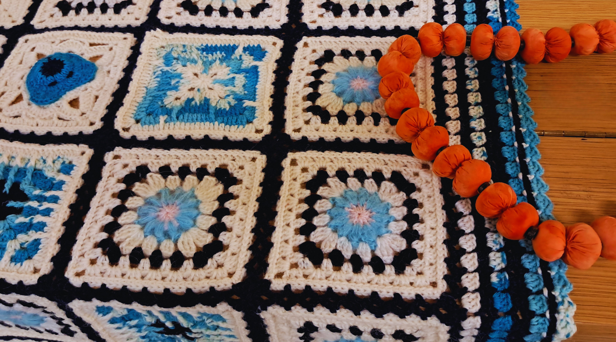 Käsityökerholaisten käsitöitä.