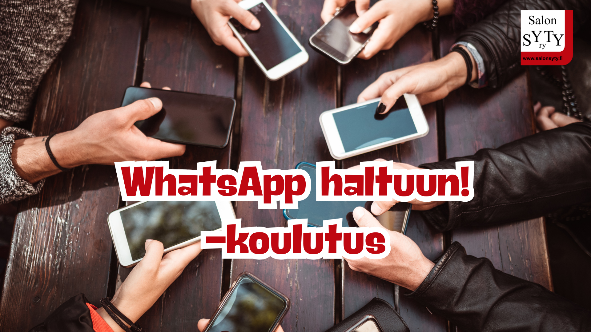 Joukko ihmisiä puhelimet kädessään. 